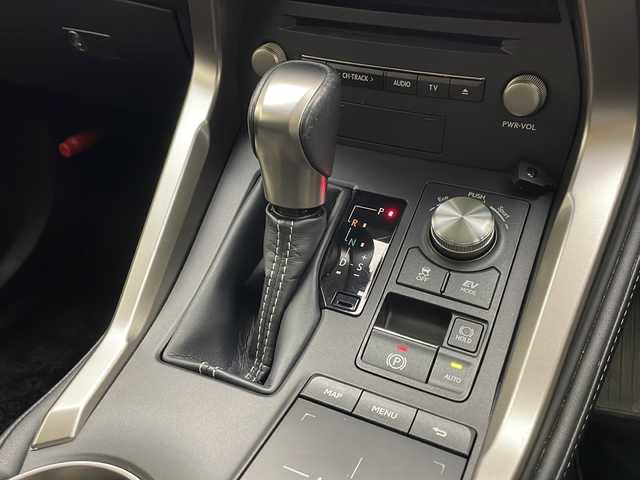 レクサス ＮＸ 300h Iパッケージ 宮崎県 2018(平30)年 4.1万km ソニッククォーツ 禁煙車/レクサスセーフティシステム/純正9.8型ナビTV/（CD/DVD/MSV/Bluetooth/FMAM/フルセグTV)/純正ビルトイン2.0ETC/純正3眼LEDオートライト/純正LEDフォグ/純正18インチアルミ/純正フロアマット/社外ドライブレコーダー/プリクラッシュセーフティ/アダプティブクルーズコントロール/レーンディパーチャーアラート/オートマチックハイビーム/ブラインドスポットモニター/パノラミックビューモニター/クリアランスソナー/黒本革シート/パワーシート/シートヒーター/ステアリングヒーター/パワーチルトステアリング/パワーバックドア/パドルシフト/オートエアコン（ナノイー）/オート電動格納ミラー/スマートキー/プッシュエンジンスタート/スペアキー/新車時保証書/取扱い説明書