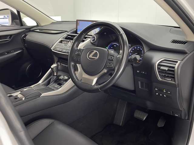 レクサス ＮＸ 300h Iパッケージ 宮崎県 2018(平30)年 4.1万km ソニッククォーツ 禁煙車/レクサスセーフティシステム/純正9.8型ナビTV/（CD/DVD/MSV/Bluetooth/FMAM/フルセグTV)/純正ビルトイン2.0ETC/純正3眼LEDオートライト/純正LEDフォグ/純正18インチアルミ/純正フロアマット/社外ドライブレコーダー/プリクラッシュセーフティ/アダプティブクルーズコントロール/レーンディパーチャーアラート/オートマチックハイビーム/ブラインドスポットモニター/パノラミックビューモニター/クリアランスソナー/黒本革シート/パワーシート/シートヒーター/ステアリングヒーター/パワーチルトステアリング/パワーバックドア/パドルシフト/オートエアコン（ナノイー）/オート電動格納ミラー/スマートキー/プッシュエンジンスタート/スペアキー/新車時保証書/取扱い説明書