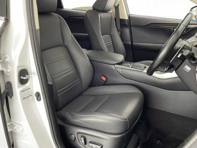 レクサス ＮＸ 300h Iパッケージ 宮崎県 2018(平30)年 4.1万km ソニッククォーツ 禁煙車/レクサスセーフティシステム/純正9.8型ナビTV/（CD/DVD/MSV/Bluetooth/FMAM/フルセグTV)/純正ビルトイン2.0ETC/純正3眼LEDオートライト/純正LEDフォグ/純正18インチアルミ/純正フロアマット/社外ドライブレコーダー/プリクラッシュセーフティ/アダプティブクルーズコントロール/レーンディパーチャーアラート/オートマチックハイビーム/ブラインドスポットモニター/パノラミックビューモニター/クリアランスソナー/黒本革シート/パワーシート/シートヒーター/ステアリングヒーター/パワーチルトステアリング/パワーバックドア/パドルシフト/オートエアコン（ナノイー）/オート電動格納ミラー/スマートキー/プッシュエンジンスタート/スペアキー/新車時保証書/取扱い説明書
