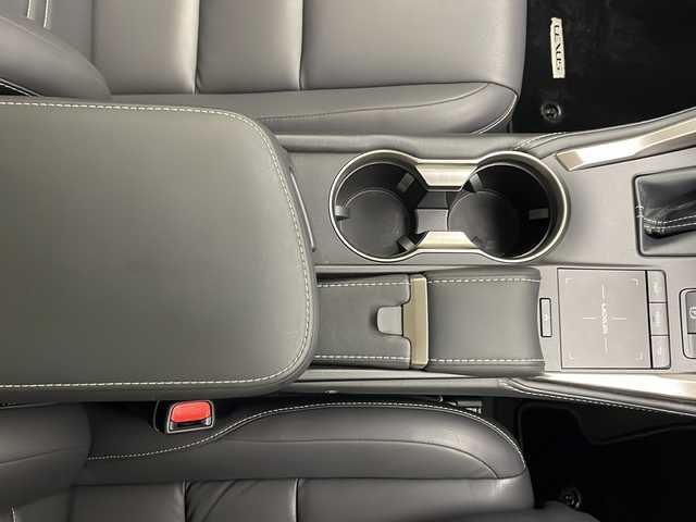レクサス ＮＸ 300h Iパッケージ 宮崎県 2018(平30)年 4.1万km ソニッククォーツ 禁煙車/レクサスセーフティシステム/純正9.8型ナビTV/（CD/DVD/MSV/Bluetooth/FMAM/フルセグTV)/純正ビルトイン2.0ETC/純正3眼LEDオートライト/純正LEDフォグ/純正18インチアルミ/純正フロアマット/社外ドライブレコーダー/プリクラッシュセーフティ/アダプティブクルーズコントロール/レーンディパーチャーアラート/オートマチックハイビーム/ブラインドスポットモニター/パノラミックビューモニター/クリアランスソナー/黒本革シート/パワーシート/シートヒーター/ステアリングヒーター/パワーチルトステアリング/パワーバックドア/パドルシフト/オートエアコン（ナノイー）/オート電動格納ミラー/スマートキー/プッシュエンジンスタート/スペアキー/新車時保証書/取扱い説明書