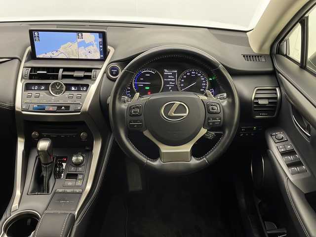 レクサス ＮＸ 300h Iパッケージ 宮崎県 2018(平30)年 4.1万km ソニッククォーツ 禁煙車/レクサスセーフティシステム/純正9.8型ナビTV/（CD/DVD/MSV/Bluetooth/FMAM/フルセグTV)/純正ビルトイン2.0ETC/純正3眼LEDオートライト/純正LEDフォグ/純正18インチアルミ/純正フロアマット/社外ドライブレコーダー/プリクラッシュセーフティ/アダプティブクルーズコントロール/レーンディパーチャーアラート/オートマチックハイビーム/ブラインドスポットモニター/パノラミックビューモニター/クリアランスソナー/黒本革シート/パワーシート/シートヒーター/ステアリングヒーター/パワーチルトステアリング/パワーバックドア/パドルシフト/オートエアコン（ナノイー）/オート電動格納ミラー/スマートキー/プッシュエンジンスタート/スペアキー/新車時保証書/取扱い説明書