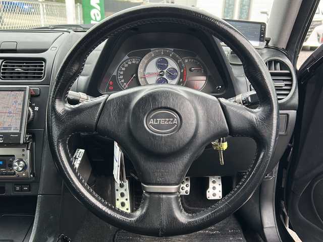 トヨタ アルテッツァ RS200 Zエディション 愛知県 2004(平16)年 7.7万km ブラック /禁煙車//6速マニュアル//社外HDDナビ/　(AVIC-ZH990MD)//ドライブレコーダー/　(HDR-251GH)//社外１７インチアルミ/　(KREUZER　シリーズX)//社外マフラー/　(APEXi)//ETC//HIDオートライト//キーレスエントリー//電動格納ミラー//横滑り防止装置//純正フロアマット//取扱説明書//スペアキー×１//車検R8年８月１８日まで//登録時走行76766km