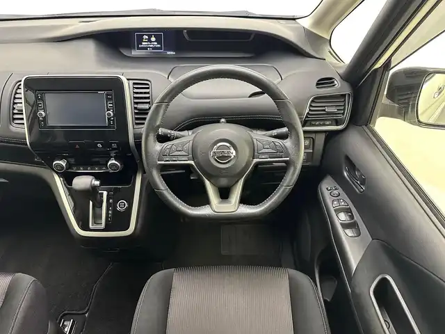 日産 セレナ ハイウェイスター 兵庫県 2017(平29)年 6.1万km ブリリアントホワイトパール 純正ＳＤナビ　/CD/DVD/Bluetooth/SD/フルセグ/両側パワースライドドア　/クルーズコントロール　/コーナーセンサー　/純正フロアマット　/アラウンドビューモニター　/エマージェンシーブレーキ　/パーキングアシスト　/純正フリップダウンモニター/ドアバイザー/LEDヘッドライト/フォグランプ/ドライブレコーダー/純正16インチアルミホイール