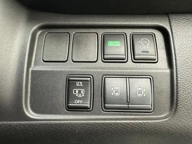 日産 セレナ ハイウェイスター 兵庫県 2017(平29)年 6.1万km ブリリアントホワイトパール 純正ＳＤナビ　/CD/DVD/Bluetooth/SD/フルセグ/両側パワースライドドア　/クルーズコントロール　/コーナーセンサー　/純正フロアマット　/アラウンドビューモニター　/エマージェンシーブレーキ　/パーキングアシスト　/純正フリップダウンモニター/ドアバイザー/LEDヘッドライト/フォグランプ/ドライブレコーダー/純正16インチアルミホイール