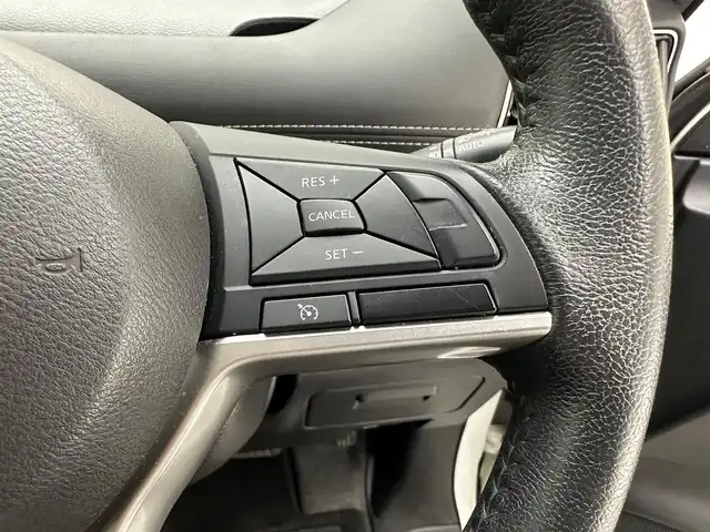 日産 セレナ ハイウェイスター 兵庫県 2017(平29)年 6.1万km ブリリアントホワイトパール 純正ＳＤナビ　/CD/DVD/Bluetooth/SD/フルセグ/両側パワースライドドア　/クルーズコントロール　/コーナーセンサー　/純正フロアマット　/アラウンドビューモニター　/エマージェンシーブレーキ　/パーキングアシスト　/純正フリップダウンモニター/ドアバイザー/LEDヘッドライト/フォグランプ/ドライブレコーダー/純正16インチアルミホイール