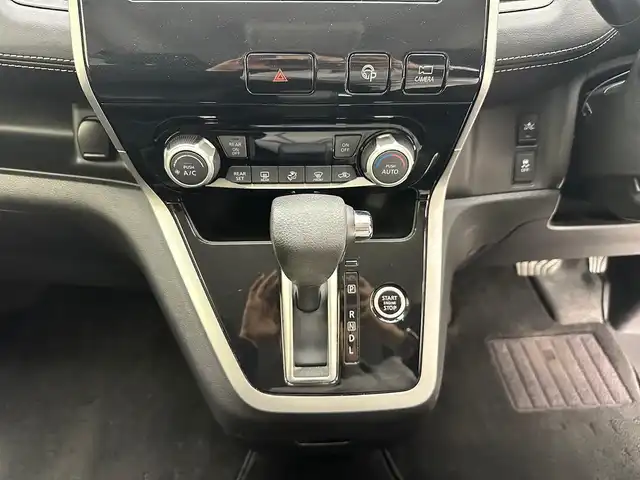 日産 セレナ ハイウェイスター 兵庫県 2017(平29)年 6.1万km ブリリアントホワイトパール 純正ＳＤナビ　/CD/DVD/Bluetooth/SD/フルセグ/両側パワースライドドア　/クルーズコントロール　/コーナーセンサー　/純正フロアマット　/アラウンドビューモニター　/エマージェンシーブレーキ　/パーキングアシスト　/純正フリップダウンモニター/ドアバイザー/LEDヘッドライト/フォグランプ/ドライブレコーダー/純正16インチアルミホイール