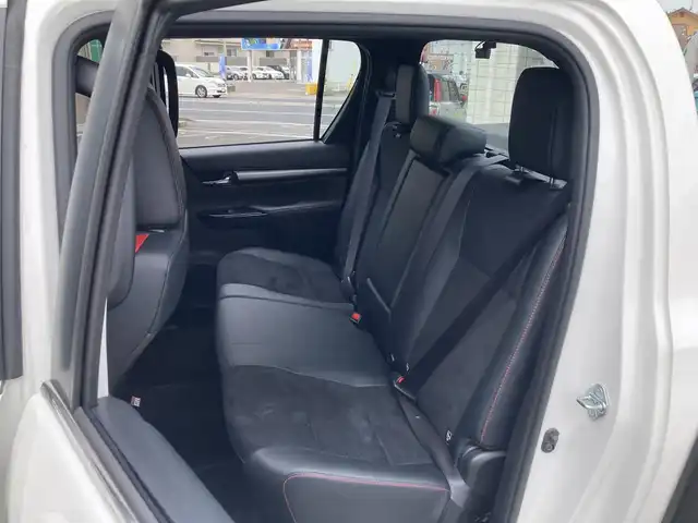 トヨタ ハイラックス Z GRスポーツ 兵庫県 2023(令5)年 0.7万km スーパーホワイトⅡ 純正ナビ/Bluetooth/FM/AM/USB/パノラミックビューモニター/ハードトノカバー/ETC/前後ドライブレコーダー/プリクラッシュセーフティ/レーンディパーチャーアラート/アダプティブクルーズコントロール/ロードサインアシスト/先行車発進告知/前後クリアランスソナー/ステアリングスイッチ/パドルシフト/LEDヘッドライト/フォグランプ/オートライト/ハーフレザーシート/D席 パワーシート/プッシュスタート/MTモード付きAT/パートタイム4WD/アイドリングストップ/横滑り防止装置/純正フロアマット/ISOFIX/新車時保証書/取扱説明書
