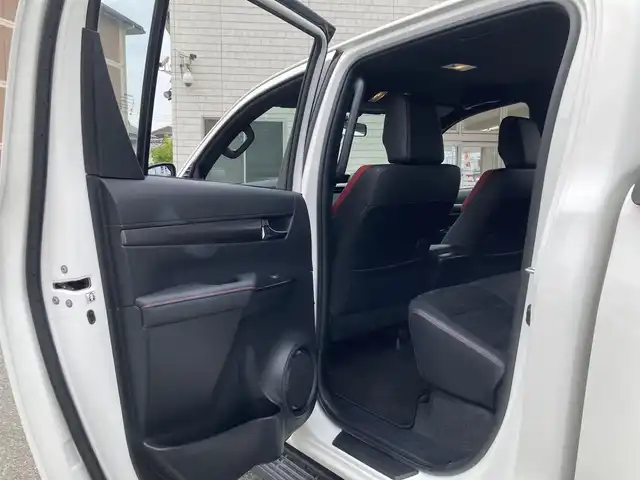 トヨタ ハイラックス Z GRスポーツ 兵庫県 2023(令5)年 0.7万km スーパーホワイトⅡ 純正ナビ/Bluetooth/FM/AM/USB/パノラミックビューモニター/ハードトノカバー/ETC/前後ドライブレコーダー/プリクラッシュセーフティ/レーンディパーチャーアラート/アダプティブクルーズコントロール/ロードサインアシスト/先行車発進告知/前後クリアランスソナー/ステアリングスイッチ/パドルシフト/LEDヘッドライト/フォグランプ/オートライト/ハーフレザーシート/D席 パワーシート/プッシュスタート/MTモード付きAT/パートタイム4WD/アイドリングストップ/横滑り防止装置/純正フロアマット/ISOFIX/新車時保証書/取扱説明書