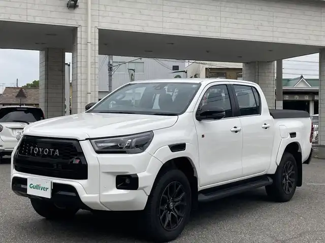 トヨタ ハイラックス Z GRスポーツ 兵庫県 2023(令5)年 0.7万km スーパーホワイトⅡ 純正ナビ/Bluetooth/FM/AM/USB/パノラミックビューモニター/ハードトノカバー/ETC/前後ドライブレコーダー/プリクラッシュセーフティ/レーンディパーチャーアラート/アダプティブクルーズコントロール/ロードサインアシスト/先行車発進告知/前後クリアランスソナー/ステアリングスイッチ/パドルシフト/LEDヘッドライト/フォグランプ/オートライト/ハーフレザーシート/D席 パワーシート/プッシュスタート/MTモード付きAT/パートタイム4WD/アイドリングストップ/横滑り防止装置/純正フロアマット/ISOFIX/新車時保証書/取扱説明書