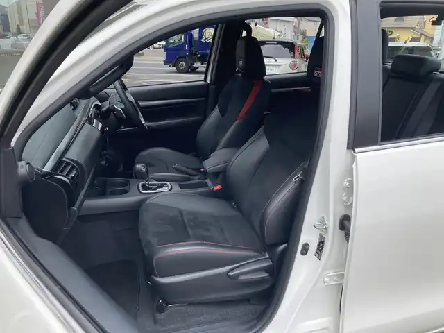 トヨタ ハイラックス Z GRスポーツ 兵庫県 2023(令5)年 0.7万km スーパーホワイトⅡ 純正ナビ/Bluetooth/FM/AM/USB/パノラミックビューモニター/ハードトノカバー/ETC/前後ドライブレコーダー/プリクラッシュセーフティ/レーンディパーチャーアラート/アダプティブクルーズコントロール/ロードサインアシスト/先行車発進告知/前後クリアランスソナー/ステアリングスイッチ/パドルシフト/LEDヘッドライト/フォグランプ/オートライト/ハーフレザーシート/D席 パワーシート/プッシュスタート/MTモード付きAT/パートタイム4WD/アイドリングストップ/横滑り防止装置/純正フロアマット/ISOFIX/新車時保証書/取扱説明書