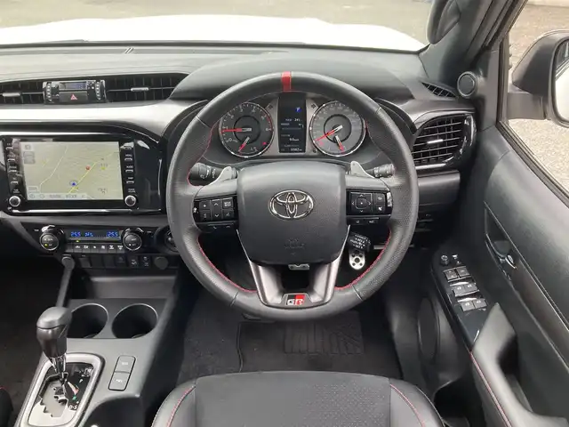 トヨタ ハイラックス Z GRスポーツ 兵庫県 2023(令5)年 0.7万km スーパーホワイトⅡ 純正ナビ/Bluetooth/FM/AM/USB/パノラミックビューモニター/ハードトノカバー/ETC/前後ドライブレコーダー/プリクラッシュセーフティ/レーンディパーチャーアラート/アダプティブクルーズコントロール/ロードサインアシスト/先行車発進告知/前後クリアランスソナー/ステアリングスイッチ/パドルシフト/LEDヘッドライト/フォグランプ/オートライト/ハーフレザーシート/D席 パワーシート/プッシュスタート/MTモード付きAT/パートタイム4WD/アイドリングストップ/横滑り防止装置/純正フロアマット/ISOFIX/新車時保証書/取扱説明書