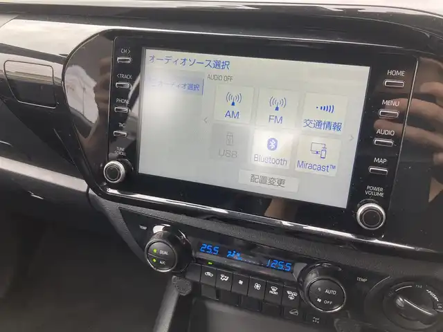 トヨタ ハイラックス Z GRスポーツ 兵庫県 2023(令5)年 0.7万km スーパーホワイトⅡ 純正ナビ/Bluetooth/FM/AM/USB/パノラミックビューモニター/ハードトノカバー/ETC/前後ドライブレコーダー/プリクラッシュセーフティ/レーンディパーチャーアラート/アダプティブクルーズコントロール/ロードサインアシスト/先行車発進告知/前後クリアランスソナー/ステアリングスイッチ/パドルシフト/LEDヘッドライト/フォグランプ/オートライト/ハーフレザーシート/D席 パワーシート/プッシュスタート/MTモード付きAT/パートタイム4WD/アイドリングストップ/横滑り防止装置/純正フロアマット/ISOFIX/新車時保証書/取扱説明書