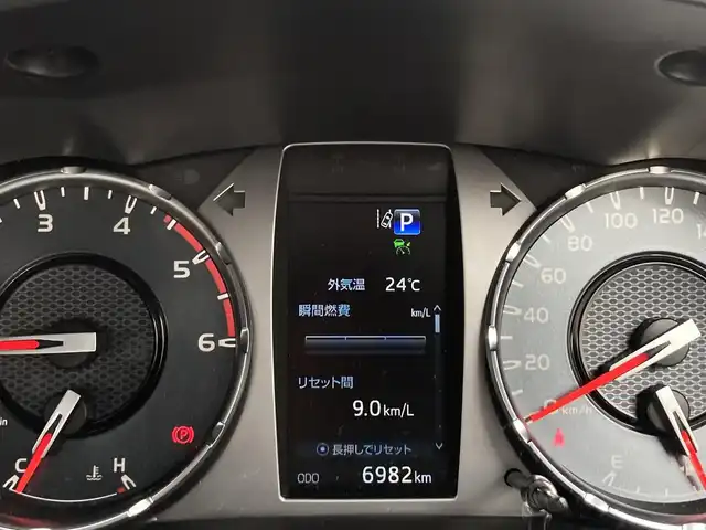トヨタ ハイラックス Z GRスポーツ 兵庫県 2023(令5)年 0.7万km スーパーホワイトⅡ 純正ナビ/Bluetooth/FM/AM/USB/パノラミックビューモニター/ハードトノカバー/ETC/前後ドライブレコーダー/プリクラッシュセーフティ/レーンディパーチャーアラート/アダプティブクルーズコントロール/ロードサインアシスト/先行車発進告知/前後クリアランスソナー/ステアリングスイッチ/パドルシフト/LEDヘッドライト/フォグランプ/オートライト/ハーフレザーシート/D席 パワーシート/プッシュスタート/MTモード付きAT/パートタイム4WD/アイドリングストップ/横滑り防止装置/純正フロアマット/ISOFIX/新車時保証書/取扱説明書