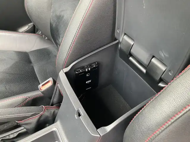 トヨタ ハイラックス Z GRスポーツ 兵庫県 2023(令5)年 0.7万km スーパーホワイトⅡ 純正ナビ/Bluetooth/FM/AM/USB/パノラミックビューモニター/ハードトノカバー/ETC/前後ドライブレコーダー/プリクラッシュセーフティ/レーンディパーチャーアラート/アダプティブクルーズコントロール/ロードサインアシスト/先行車発進告知/前後クリアランスソナー/ステアリングスイッチ/パドルシフト/LEDヘッドライト/フォグランプ/オートライト/ハーフレザーシート/D席 パワーシート/プッシュスタート/MTモード付きAT/パートタイム4WD/アイドリングストップ/横滑り防止装置/純正フロアマット/ISOFIX/新車時保証書/取扱説明書