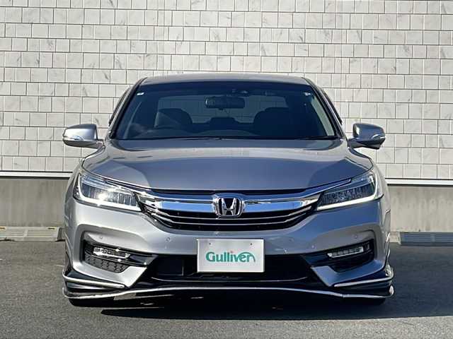 ホンダ アコード ハイブリッド EX 山形県 2017(平29)年 10.8万km ルナシルバーM Honda SENSING/・衝突軽減ブレーキ（ＣＭＢＳ）/・路外逸脱抑制機能/・先行車発進お知らせ機能/・アダプティブクルーズコントロール（ＡＣＣ）/・車線維持支援システム（ＬＫＡＳ）/・標識認識機能/・誤発進抑制機能 /モデューロエアロ/純正ナビ/CD.DVD.BT.USB.HDMI/フロント・サイドカメラ/フルセグ/ハーフレザーシート/シートヒーター/パワーシート/LEDヘッドライト/プッシュスタート/スマートキー
