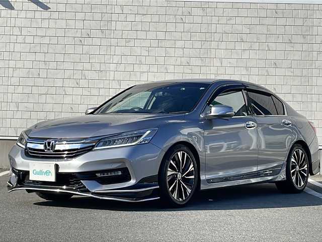 ホンダ アコード ハイブリッド EX 山形県 2017(平29)年 10.8万km ルナシルバーM Honda SENSING/・衝突軽減ブレーキ（ＣＭＢＳ）/・路外逸脱抑制機能/・先行車発進お知らせ機能/・アダプティブクルーズコントロール（ＡＣＣ）/・車線維持支援システム（ＬＫＡＳ）/・標識認識機能/・誤発進抑制機能 /モデューロエアロ/純正ナビ/CD.DVD.BT.USB.HDMI/フロント・サイドカメラ/フルセグ/ハーフレザーシート/シートヒーター/パワーシート/LEDヘッドライト/プッシュスタート/スマートキー