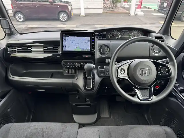 ホンダ Ｎ ＢＯＸ カスタム L 三重県 2023(令5)年 4.3万km クリスタルブラックパール ホンダセンシング/・衝突軽減ブレーキ/・誤発進抑制機能/・後方誤発進抑制機能/・歩行者事故軽減ステアリング/・先行者発進お知らせ機能/・アダプティブクルーズコントロール/・車線遺児支援システム/・オートハイビーム/・標識認識機能/・路外逸脱抑制機能/純正8インチナビゲーションシステム【VXU-227NBi】/・地デジTV/CD/DVD/USB/SD/・Bluetooth/Apple Carplay/バックカメラ/ステアリングスイッチ/両側パワースライドドア/コムテック前後ドライブレコーダー【ZDR016】/ガンメタアクセント入ブラックトリコットシート/前席シートヒーター/チップアップ機能/シートバックテーブル/純正14インチグレー塗装アルミホイール/LEDヘッドランプ/LEDフロントフォグランプ/オートライト/スマートキーシステム/プッシュスタート/スペアキー/取説/保証書