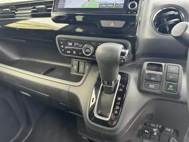 ホンダ Ｎ ＢＯＸ カスタム L 三重県 2023(令5)年 4.3万km クリスタルブラックパール ホンダセンシング/・衝突軽減ブレーキ/・誤発進抑制機能/・後方誤発進抑制機能/・歩行者事故軽減ステアリング/・先行者発進お知らせ機能/・アダプティブクルーズコントロール/・車線遺児支援システム/・オートハイビーム/・標識認識機能/・路外逸脱抑制機能/純正8インチナビゲーションシステム【VXU-227NBi】/・地デジTV/CD/DVD/USB/SD/・Bluetooth/Apple Carplay/バックカメラ/ステアリングスイッチ/両側パワースライドドア/コムテック前後ドライブレコーダー【ZDR016】/ガンメタアクセント入ブラックトリコットシート/前席シートヒーター/チップアップ機能/シートバックテーブル/純正14インチグレー塗装アルミホイール/LEDヘッドランプ/LEDフロントフォグランプ/オートライト/スマートキーシステム/プッシュスタート/スペアキー/取説/保証書