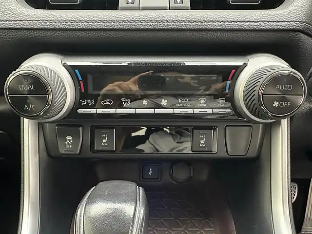 トヨタ ＲＡＶ４ G Zパッケージ 兵庫県 2020(令2)年 4.5万km アティチュードブラックマイカ 純正メモリナビ/Bluetooth/フルセグ/Miracast　/ビルトインＥＴＣ　/前後ドライブレコーダー　/デジタルインナーミラー　/パノラミックビューモニター　/オートハイビーム　/ビルトインＥＴＣ　/コーナーセンサー　/パワーバックドア　/レザーシート　/ＢＳＭ/LEDヘッドライト/純正フロアマット/ルーフレール/レーントレーシングアシスト/ロードサインアシスト/プリクラッシュセーフティー/リアクロストラフィックアラート/パワーシート/純正19インチアルミホイール/ステアリングヒーター