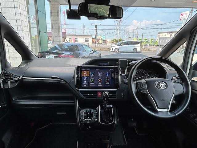 トヨタ エスクァイア 埼玉県 2021(令3)年 3.9万km ホワイトパールクリスタルシャイン ワンオーナー/社外SDナビ【EX11NX】/【CD/DVD/フルセグ/Bluetooth】/バックカメラ/フリップダウンモニター/衝突軽減ブレーキ/両側パワースライドドア/シートヒーター/ETC/ハーフレザーシート/ステアリングヒーター/ドライブレコーダー/保証書/取扱説明書/スペアキー