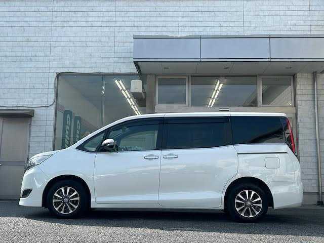 トヨタ エスクァイア 埼玉県 2021(令3)年 3.9万km ホワイトパールクリスタルシャイン ワンオーナー/社外SDナビ【EX11NX】/【CD/DVD/フルセグ/Bluetooth】/バックカメラ/フリップダウンモニター/衝突軽減ブレーキ/両側パワースライドドア/シートヒーター/ETC/ハーフレザーシート/ステアリングヒーター/ドライブレコーダー/保証書/取扱説明書/スペアキー