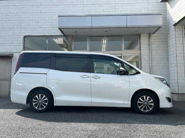 トヨタ エスクァイア 埼玉県 2021(令3)年 3.9万km ホワイトパールクリスタルシャイン ワンオーナー/社外SDナビ【EX11NX】/【CD/DVD/フルセグ/Bluetooth】/バックカメラ/フリップダウンモニター/衝突軽減ブレーキ/両側パワースライドドア/シートヒーター/ETC/ハーフレザーシート/ステアリングヒーター/ドライブレコーダー/保証書/取扱説明書/スペアキー