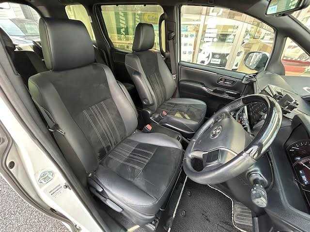 トヨタ エスクァイア 埼玉県 2021(令3)年 3.9万km ホワイトパールクリスタルシャイン ワンオーナー/社外SDナビ【EX11NX】/【CD/DVD/フルセグ/Bluetooth】/バックカメラ/フリップダウンモニター/衝突軽減ブレーキ/両側パワースライドドア/シートヒーター/ETC/ハーフレザーシート/ステアリングヒーター/ドライブレコーダー/保証書/取扱説明書/スペアキー