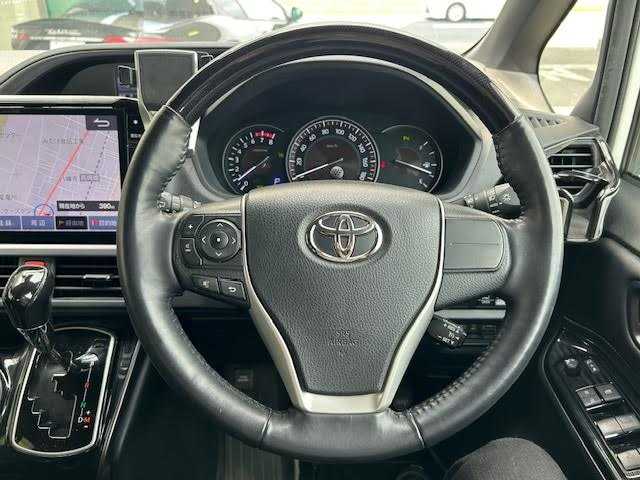 トヨタ エスクァイア 埼玉県 2021(令3)年 3.9万km ホワイトパールクリスタルシャイン ワンオーナー/社外SDナビ【EX11NX】/【CD/DVD/フルセグ/Bluetooth】/バックカメラ/フリップダウンモニター/衝突軽減ブレーキ/両側パワースライドドア/シートヒーター/ETC/ハーフレザーシート/ステアリングヒーター/ドライブレコーダー/保証書/取扱説明書/スペアキー