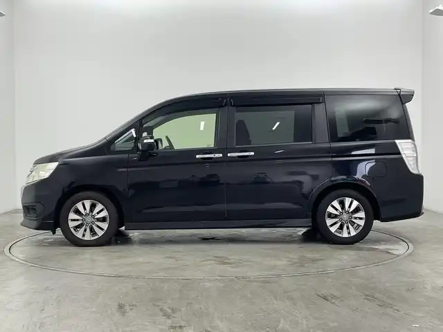 ホンダ ステップワゴン スパーダ Z 群馬県 2013(平25)年 8.5万km プレミアムスパークルブラックパール バックカメラ　両側パワースライドドア　純正フロアマット　ビルトインＥＴＣ　オートライト　ステアリングリモコン　アイドリングストップ　HIDヘッドライト　横滑り防止機能　電動格納ミラー　禁煙車