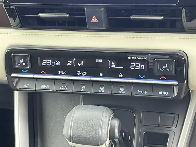 トヨタ ノア ハイブリッド Z 千葉県 2022(令4)年 3.4万km ホワイトパールクリスタルシャイン 純正１０型ナビ/CD＆DVDデッキ　/快適利便パッケージ　/トヨタセーフティセンス/レーダークルーズコントロール　/ドライバーモニターカメラ　/プリクラッシュセーフティ/レーンディパーチャーアラート/パーキングサポートブレーキ/オートハイビーム/ブラインドスポットモニター　/フルセグＴＶ＆AM＆FM＆Bluetooth＆Miracast/ＨＤＭＩポート/AC100V/USBポート　/両側電動スライドドア　/ＥＴＣ2.0/電動テールゲート/電動格納サイドミラー/1列目2列目シートヒーター/3眼LEDヘッドライト/フォグランプ/後席サンシェード/アイドリングストップ/純正ドアバイザー/プッシュスタート/純正フロアマット/スペアタイヤ