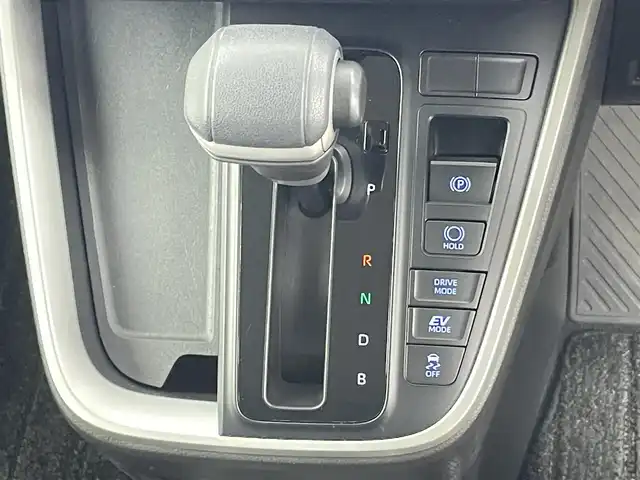 トヨタ ノア ハイブリッド Z 千葉県 2022(令4)年 3.4万km ホワイトパールクリスタルシャイン 純正１０型ナビ/CD＆DVDデッキ　/快適利便パッケージ　/トヨタセーフティセンス/レーダークルーズコントロール　/ドライバーモニターカメラ　/プリクラッシュセーフティ/レーンディパーチャーアラート/パーキングサポートブレーキ/オートハイビーム/ブラインドスポットモニター　/フルセグＴＶ＆AM＆FM＆Bluetooth＆Miracast/ＨＤＭＩポート/AC100V/USBポート　/両側電動スライドドア　/ＥＴＣ2.0/電動テールゲート/電動格納サイドミラー/1列目2列目シートヒーター/3眼LEDヘッドライト/フォグランプ/後席サンシェード/アイドリングストップ/純正ドアバイザー/プッシュスタート/純正フロアマット/スペアタイヤ