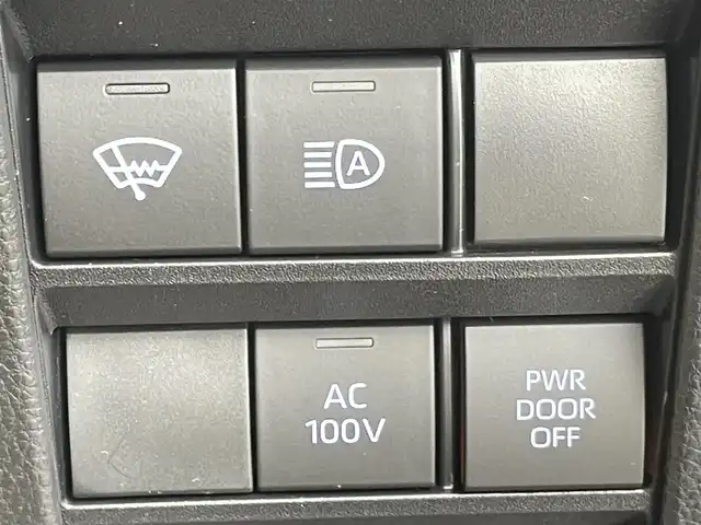 トヨタ ノア ハイブリッド Z 千葉県 2022(令4)年 3.4万km ホワイトパールクリスタルシャイン 純正１０型ナビ/CD＆DVDデッキ　/快適利便パッケージ　/トヨタセーフティセンス/レーダークルーズコントロール　/ドライバーモニターカメラ　/プリクラッシュセーフティ/レーンディパーチャーアラート/パーキングサポートブレーキ/オートハイビーム/ブラインドスポットモニター　/フルセグＴＶ＆AM＆FM＆Bluetooth＆Miracast/ＨＤＭＩポート/AC100V/USBポート　/両側電動スライドドア　/ＥＴＣ2.0/電動テールゲート/電動格納サイドミラー/1列目2列目シートヒーター/3眼LEDヘッドライト/フォグランプ/後席サンシェード/アイドリングストップ/純正ドアバイザー/プッシュスタート/純正フロアマット/スペアタイヤ