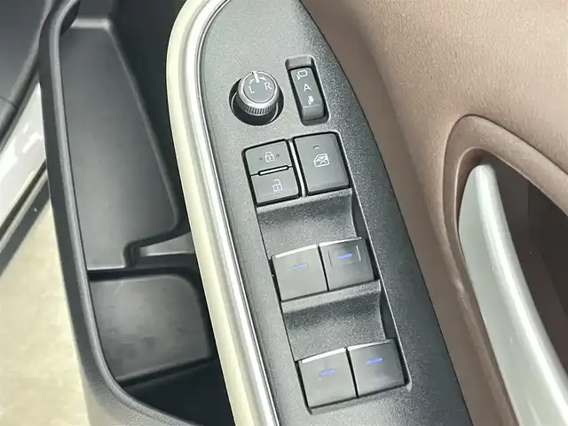 トヨタ ノア ハイブリッド Z 千葉県 2022(令4)年 3.4万km ホワイトパールクリスタルシャイン 純正１０型ナビ/CD＆DVDデッキ　/快適利便パッケージ　/トヨタセーフティセンス/レーダークルーズコントロール　/ドライバーモニターカメラ　/プリクラッシュセーフティ/レーンディパーチャーアラート/パーキングサポートブレーキ/オートハイビーム/ブラインドスポットモニター　/フルセグＴＶ＆AM＆FM＆Bluetooth＆Miracast/ＨＤＭＩポート/AC100V/USBポート　/両側電動スライドドア　/ＥＴＣ2.0/電動テールゲート/電動格納サイドミラー/1列目2列目シートヒーター/3眼LEDヘッドライト/フォグランプ/後席サンシェード/アイドリングストップ/純正ドアバイザー/プッシュスタート/純正フロアマット/スペアタイヤ