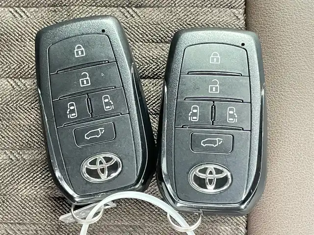 トヨタ ノア ハイブリッド Z 千葉県 2022(令4)年 3.4万km ホワイトパールクリスタルシャイン 純正１０型ナビ/CD＆DVDデッキ　/快適利便パッケージ　/トヨタセーフティセンス/レーダークルーズコントロール　/ドライバーモニターカメラ　/プリクラッシュセーフティ/レーンディパーチャーアラート/パーキングサポートブレーキ/オートハイビーム/ブラインドスポットモニター　/フルセグＴＶ＆AM＆FM＆Bluetooth＆Miracast/ＨＤＭＩポート/AC100V/USBポート　/両側電動スライドドア　/ＥＴＣ2.0/電動テールゲート/電動格納サイドミラー/1列目2列目シートヒーター/3眼LEDヘッドライト/フォグランプ/後席サンシェード/アイドリングストップ/純正ドアバイザー/プッシュスタート/純正フロアマット/スペアタイヤ