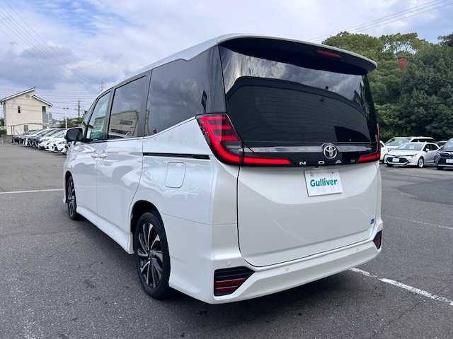 トヨタ ノア S－Z 大阪府 2022(令4)年 2.5万km ホワイトパールクリスタルシャイン 純正ディスプレイオーディオ/バックカメラ/快適利便パッケージ/・シートヒーター/・ステアリングヒーター/・ナノイーX/・パワーバックドア/ハンズフリー両側パワースライドドア/ブラインドスポットモニター/トヨタアドバンスパーク/ハーフレザーシート/オットマンチェア/ドライブレコーダー/ビルトインETC2.0/スマートキー×2