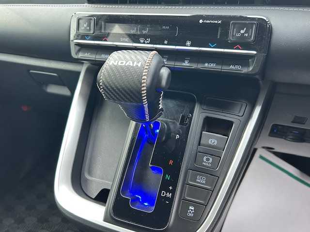 トヨタ ノア S－Z 大阪府 2022(令4)年 2.5万km ホワイトパールクリスタルシャイン 純正ディスプレイオーディオ/バックカメラ/快適利便パッケージ/・シートヒーター/・ステアリングヒーター/・ナノイーX/・パワーバックドア/ハンズフリー両側パワースライドドア/ブラインドスポットモニター/トヨタアドバンスパーク/ハーフレザーシート/オットマンチェア/ドライブレコーダー/ビルトインETC2.0/スマートキー×2