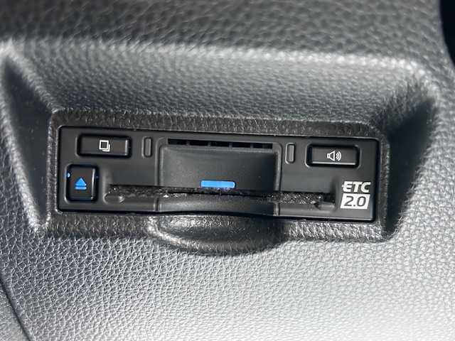 トヨタ ノア S－Z 大阪府 2022(令4)年 2.5万km ホワイトパールクリスタルシャイン 純正ディスプレイオーディオ/バックカメラ/快適利便パッケージ/・シートヒーター/・ステアリングヒーター/・ナノイーX/・パワーバックドア/ハンズフリー両側パワースライドドア/ブラインドスポットモニター/トヨタアドバンスパーク/ハーフレザーシート/オットマンチェア/ドライブレコーダー/ビルトインETC2.0/スマートキー×2