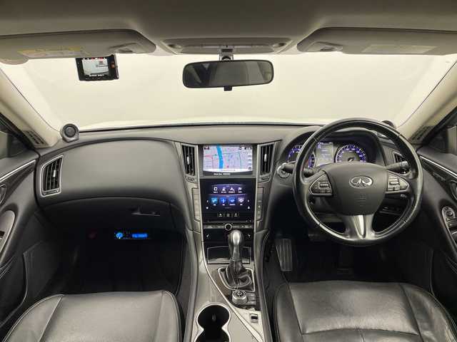 日産 スカイライン 200GT－t タイプP 大分県 2014(平26)年 10.2万km クリスタルホワイトパール 純正HDDナビ/（CD/DVD/BT/フルセグTV）/全方位カメラ/バックカメラ/レザーシート/パワーシート/シートヒーター/スマートキー/プッシュスタート/ETC/オートライト/フォグランプ/LEDヘッドライト/レーダークルーズコントロール/ステアリングスイッチ/革巻きステアリング/ドライブレコーダー/純正17インチアルミホイール