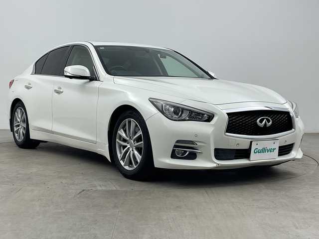 日産 スカイライン 200GT－t タイプP 大分県 2014(平26)年 10.2万km クリスタルホワイトパール 純正HDDナビ/（CD/DVD/BT/フルセグTV）/全方位カメラ/バックカメラ/レザーシート/パワーシート/シートヒーター/スマートキー/プッシュスタート/ETC/オートライト/フォグランプ/LEDヘッドライト/レーダークルーズコントロール/ステアリングスイッチ/革巻きステアリング/ドライブレコーダー/純正17インチアルミホイール