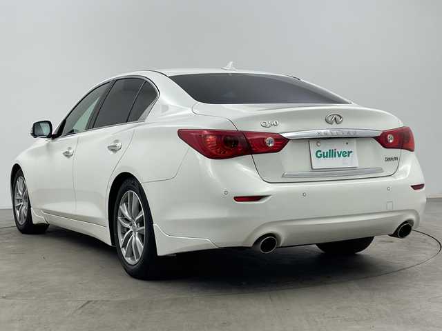 日産 スカイライン 200GT－t タイプP 大分県 2014(平26)年 10.2万km クリスタルホワイトパール 純正HDDナビ/（CD/DVD/BT/フルセグTV）/全方位カメラ/バックカメラ/レザーシート/パワーシート/シートヒーター/スマートキー/プッシュスタート/ETC/オートライト/フォグランプ/LEDヘッドライト/レーダークルーズコントロール/ステアリングスイッチ/革巻きステアリング/ドライブレコーダー/純正17インチアルミホイール