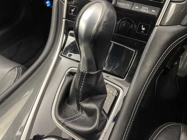 日産 スカイライン 200GT－t タイプP 大分県 2014(平26)年 10.2万km クリスタルホワイトパール 純正HDDナビ/（CD/DVD/BT/フルセグTV）/全方位カメラ/バックカメラ/レザーシート/パワーシート/シートヒーター/スマートキー/プッシュスタート/ETC/オートライト/フォグランプ/LEDヘッドライト/レーダークルーズコントロール/ステアリングスイッチ/革巻きステアリング/ドライブレコーダー/純正17インチアルミホイール