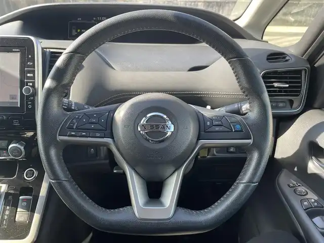 日産 セレナ ハイウェイスター 佐賀県 2016(平28)年 5.7万km ブリリアントホワイトパール プロパイロット/・インテリジェントクルーズコントロール/・車線維持機能/エマージェンシーブレーキ/純正9インチナビ/・TV/CD/DVD/BT/アラウンドビューモニター/スマートインナーミラー/両側パワースライドドア/ワンタッチパワースライド/ハンズフリーオートスライドドア/前後コーナーセンサー/LEDヘッドライト/フォグランプ/オートライト/純正１６インチアルミホイール/ステアリングスイッチ/革巻きステアリング/ビルトインETC/プッシュスタート