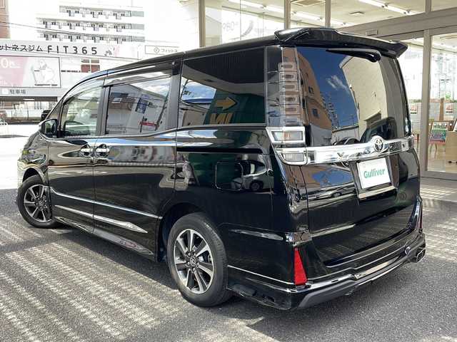 トヨタ ヴォクシー ZS 煌Ⅱ 大阪府 2019(令1)年 2.4万km ブラック ワンオーナー/モデリスタエアロ/純正10インチメモリナビ/フルセグテレビ/SD/DVD/USB/BT/HDMI/純正12.1インチフリップダウンモニター/バックカメラ/クルーズコントロール/両側パワースライドドア/ビルトインETC/プリクラッシュセーフティ/車線逸脱警告システム/コーナーセンサー/スマートキー/プッシュスタート/アイドリングストップ/ダブルオートエアコン/前席独立エアコン/TVキャンセラー/保証書、取説/スペアキー1本