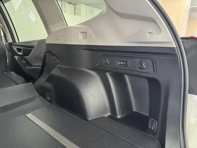 スバル フォレスター X－ブレイク 三重県 2018(平30)年 6.3万km クリスタルホワイトP ガソリン/4WD/MTモード付フロアCVT/純正 8インチ ダイヤトーンサウンドナビ/（FM/AM/CD/DVD/SD/MusicFolder/iPod/USB/TV/Bluetooth/AUX）/リヤビューモニター＆フロント・サイドビューモニター/ドライブレコーダー前方/ETC/EyeSight/・プリクラッシュブレーキ/・アクティブレーンキープ/・AT誤発進/誤後進抑制制御/・車線逸脱警報＆ふらつき警報/・全車速追従機能付クルコン/・先行車発進お知らせ機能/・後退時ブレーキサポート/［OP：アドバンスドセイフティパッケージ］/・アダプティブドライビングビーム/・スバルリヤビークルディテクション（SRVD：後側方警戒支援システム）/装備/・スマートリヤビューミラー（デジタルインナーミラー）*/・撥水ハーフレザーシート/・8wayパワーシート（Dメモリー付/N）/・シートヒーター（D/N/2nd左右）/・ステアリングヒーター/・オートライト＆ワイパー/・ステアリング連動LEDヘッドランプ（SRH）/・ルーフレール/・左右独立オートエアコン/・電子パーキングブレーキ/・パドルシフト/・ステアリングスイッチ/・17inAW/・スマートキーx1/など