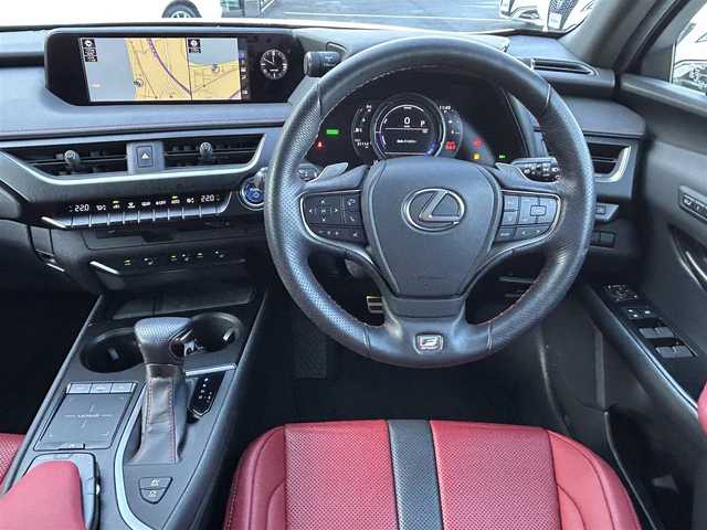 レクサス ＵＸ 250h Fスポーツ 島根県 2019(平31)年 3.2万km ホワイトノーヴァガラスフレーク 登録時走行距離　31114km/ワンオーナー/取扱説明書/純正ナビ/AM/FM/Bluetooth/CD/DVD/フルセグテレビ/バックカメラ/パドルシフト/レーダークルーズコントロール/レーンキープアシスト/ブラインドスポットモニター/パワーバックドア/電動格納ミラー/電動パーキング/ブレーキホールド/パワーシート（DN席）/メモリシート/シートヒーター（DN席）/ステアリングヒーター/純正フロアマット/プリクラッシュセーフティシステム/パーキングサポートアラート/パーキングサポートブレーキ/ETC2.0/純正アルミ１８インチ