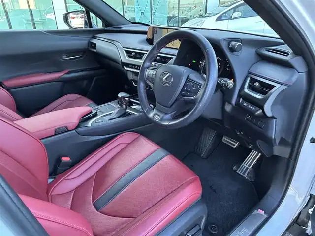 レクサス ＵＸ 250h Fスポーツ 島根県 2019(平31)年 3.2万km ホワイトノーヴァガラスフレーク 登録時走行距離　31114km/ワンオーナー/取扱説明書/純正ナビ/AM/FM/Bluetooth/CD/DVD/フルセグテレビ/バックカメラ/パドルシフト/レーダークルーズコントロール/レーンキープアシスト/ブラインドスポットモニター/パワーバックドア/電動格納ミラー/電動パーキング/ブレーキホールド/パワーシート（DN席）/メモリシート/シートヒーター（DN席）/ステアリングヒーター/純正フロアマット/プリクラッシュセーフティシステム/パーキングサポートアラート/パーキングサポートブレーキ/ETC2.0/純正アルミ１８インチ