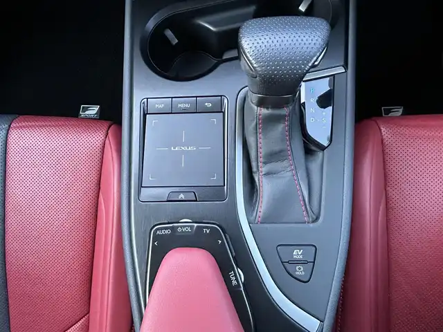 レクサス ＵＸ 250h Fスポーツ 島根県 2019(平31)年 3.2万km ホワイトノーヴァガラスフレーク 登録時走行距離　31114km/ワンオーナー/取扱説明書/純正ナビ/AM/FM/Bluetooth/CD/DVD/フルセグテレビ/バックカメラ/パドルシフト/レーダークルーズコントロール/レーンキープアシスト/ブラインドスポットモニター/パワーバックドア/電動格納ミラー/電動パーキング/ブレーキホールド/パワーシート（DN席）/メモリシート/シートヒーター（DN席）/ステアリングヒーター/純正フロアマット/プリクラッシュセーフティシステム/パーキングサポートアラート/パーキングサポートブレーキ/ETC2.0/純正アルミ１８インチ