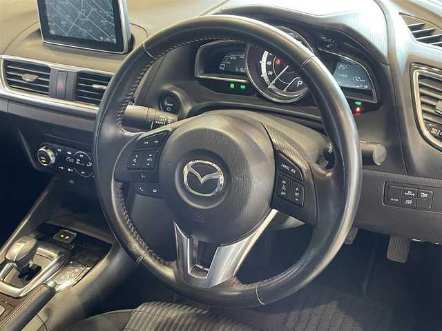 マツダ アクセラ ハイブリッド S 福岡県 2013(平25)年 5.1万km スノーフレイクホワイトパールマイカ (株)IDOMが運営する【じしゃロン八幡西店】の自社ローン専用車両になります。こちらは現金またはオートローンご利用時の価格です。自社ローンご希望の方は別途その旨お申付け下さい/ヘッドアップディスプレイ/クルーズコントロール/バックカメラ/純正メモリナビ/　 AM/FM/CD/DVD/AUX/USB/TV/オートライト/ドアバイザー/純正フロアマット/電格ミラー/社外ドラレコ/スペアキー×１/夏タイヤ・社外AWセット積込(215/45/R18)
