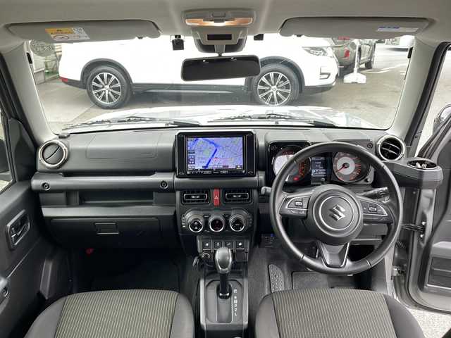 スズキ ジムニー XC 福岡県 2019(令1)年 7.1万km ミディアムグレー 前席シートヒーター　/クルーズコントロール　/ｔｙｐｅ－Ｃポート　/ＵＳＢポート　/純正ナビ（Ｂｌｕｅｔｏｏｔｈ・ラジオ・ＴＶ・ｉｐｏｄ）　/ＥＴＣ　/前方ドライブレコーダー　/背面タイヤ　/ＬＥＤライト/４WD/衝突軽減ブレーキ/フォグランプ/電動格納ミラー/ステアリングスイッチ/レーンキープアシスト/オートライト/純正ホイール/衝撃被害軽減システム/ダウンヒルアシストコントロール/レーンキープアシスト/取扱説明書