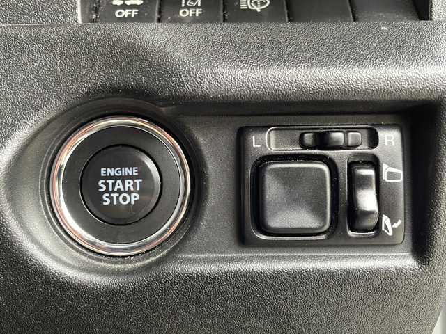 スズキ ジムニー XC 福岡県 2019(令1)年 7.1万km ミディアムグレー 前席シートヒーター　/クルーズコントロール　/ｔｙｐｅ－Ｃポート　/ＵＳＢポート　/純正ナビ（Ｂｌｕｅｔｏｏｔｈ・ラジオ・ＴＶ・ｉｐｏｄ）　/ＥＴＣ　/前方ドライブレコーダー　/背面タイヤ　/ＬＥＤライト/４WD/衝突軽減ブレーキ/フォグランプ/電動格納ミラー/ステアリングスイッチ/レーンキープアシスト/オートライト/純正ホイール/衝撃被害軽減システム/ダウンヒルアシストコントロール/レーンキープアシスト/取扱説明書